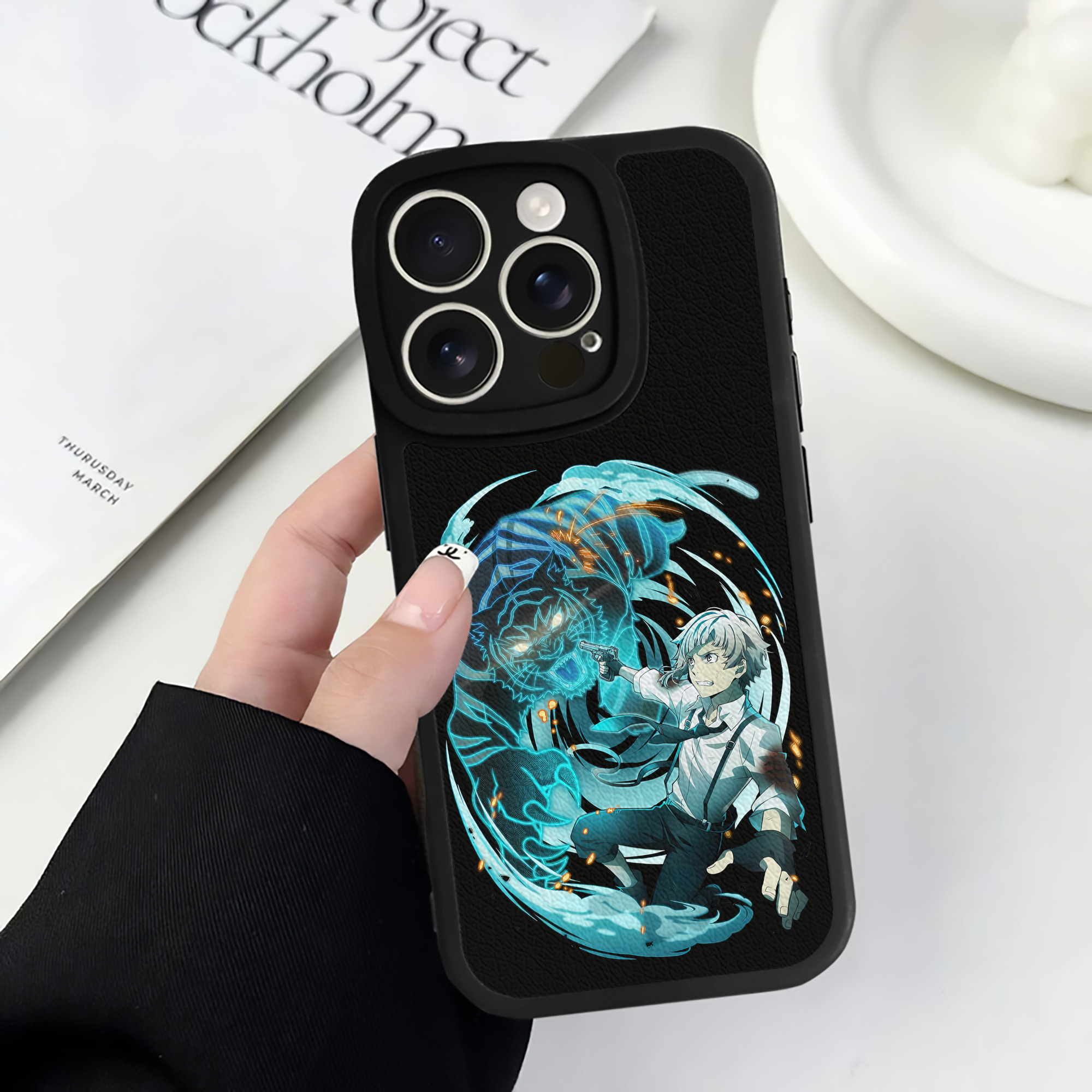 （画像用） 文豪ストレイドッグス Bungo Stray Dogs 【iPhone 16シリーズ対応】シリコンスマホケース（レザー調） 材質：シリコン